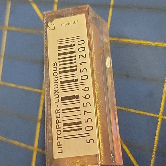 Revolution Lip Topper Luxurious  4.5ml New Sealed - Picture 2 of 3